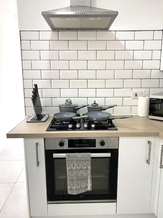 2 Bed Town Centre Nr Theatre Free Park Wi-Fi & Garden Lägenhet Aylesbury  Exteriör bild