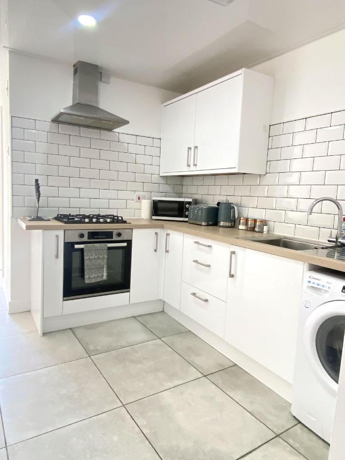 2 Bed Town Centre Nr Theatre Free Park Wi-Fi & Garden Lägenhet Aylesbury  Exteriör bild
